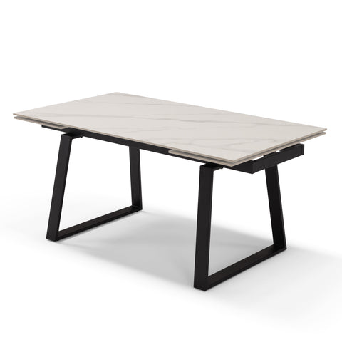 Tavolo con top in grès ceramico effetto marmo e struttura in metallo