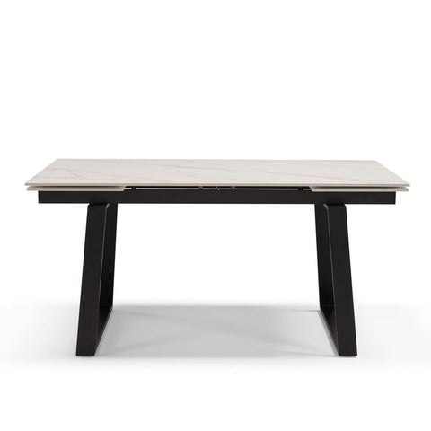 Tavolo con top in grès ceramico effetto marmo e struttura in metallo