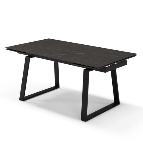 Tavolo con top in grès ceramico effetto pietra nera e struttura in metallo