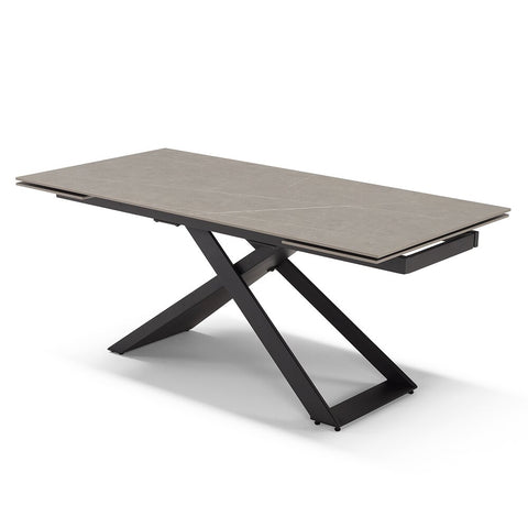 Tavolo con top in grès ceramico e struttura in metallo