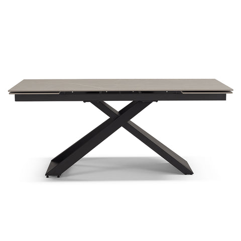 Tavolo con top in grès ceramico e struttura in metallo