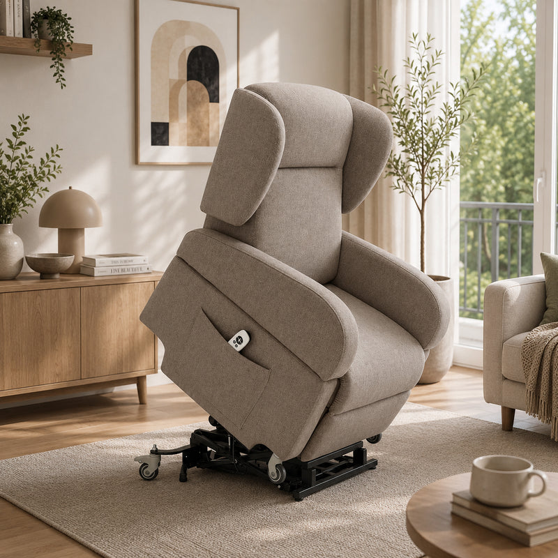 Poltrona relax elettrica Atlanta con sistema alzapersona Lift e reclinazione motorizzata. Rivestita in elegante tessuto beige tortora, offre massimo comfort, sostegno ergonomico e supporto alla mobilità quotidiana. Ideale per anziani e persone con difficoltà motorie, grazie al movimento assistito che facilita l'alzata in totale sicurezza. Design moderno perfetto per soggiorni contemporanei.