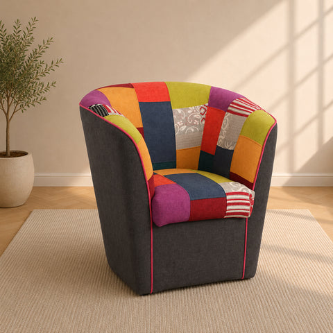 Poltroncina patchwork colorata in tessuto con struttura grigia per arredamento moderno e originale