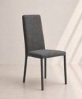 Sedia da pranzo Betty Plus in tessuto color grafite con schienale alto e gambe rivestite