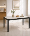 Tavolo allungabile Bora con piano in gres porcellanato effetto marmo Carrara opaco e struttura in metallo effetto ghisa, design moderno per cucina e sala da pranzo.