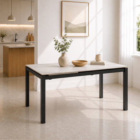 Tavolo allungabile Bora con piano in gres porcellanato effetto marmo Carrara opaco e struttura in metallo effetto ghisa, design moderno per cucina e sala da pranzo.