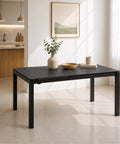 Tavolo allungabile Bora con piano in gres porcellanato effetto Pietra nera e struttura in metallo effetto ghisa, design moderno per cucina e sala da pranzo.