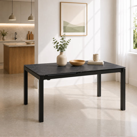 Tavolo allungabile Bora con piano in gres porcellanato effetto Pietra nera e struttura in metallo effetto ghisa, design moderno per cucina e sala da pranzo.