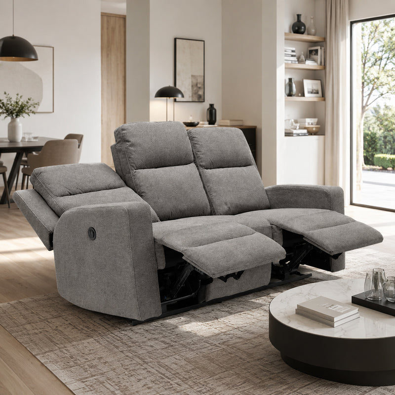 Divano relax elettrico 3 posti con due sedute reclinabili indipendenti, schienali ergonomici e poggiapiedi motorizzati. Rivestimento in tessuto grigio, design moderno e massimo comfort per il soggiorno, ideale per guardare la TV, leggere o rilassarsi.