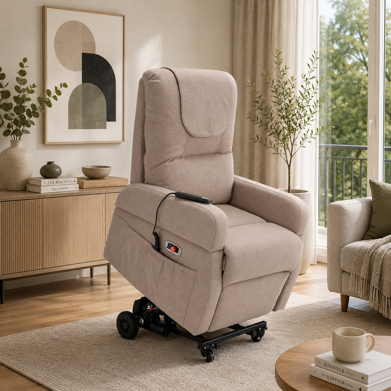 Poltrona relax elettrica Dubai a 4 motori con innovativo Drive System per lo spostamento assistito, funzione alzapersona e regolazioni indipendenti per schienale, pediera, poggiatesta e supporto lombare. Ideale per anziani, persone con disabilità o mobilità ridotta, facilita gli spostamenti all'interno della casa e aiuta nelle operazioni di seduta e alzata. Rivestita in elegante tessuto beige chiaro, unisce comfort ergonomico, autonomia e design raffinato per il soggiorno.