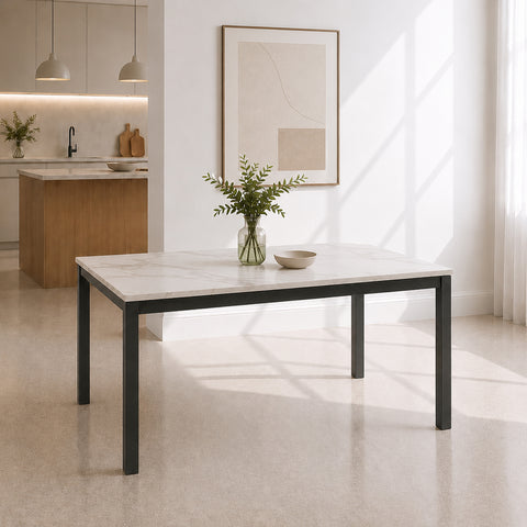 Tavolo da pranzo Giotto in melaminico effetto marmo carrara con gambe in metallo per ambienti moderni