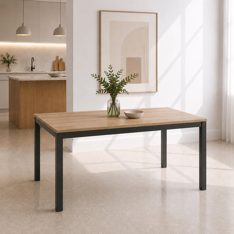 Tavolo da pranzo Giotto in melaminico effetto noce nodato con gambe in metallo per ambienti moderni