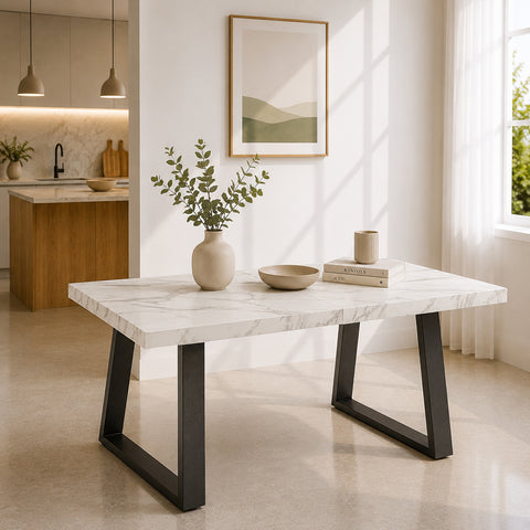 Tavolo da pranzo allungabile con piano in melaminico effetto marmo Carrara, struttura in metallo antracite e gambe trapezoidali, ideale per ambienti moderni e contemporanei