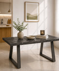 Tavolo da pranzo allungabile con piano in melaminico effetto marmo Carrara, struttura in metallo antracite e gambe trapezoidali, ideale per ambienti moderni e contemporanei