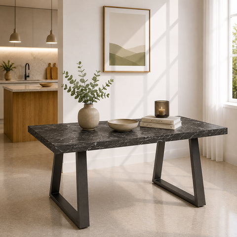 Tavolo da pranzo allungabile con piano in melaminico effetto marmo Carrara, struttura in metallo antracite e gambe trapezoidali, ideale per ambienti moderni e contemporanei