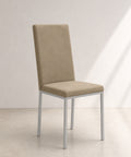 Sedia da pranzo Licya Plus in tessuto effetto camel vintage con gambe in metallo bianco opaco