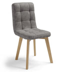 Sedia imbottita con gambe in legno