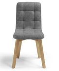 Sedia imbottita con gambe in legno