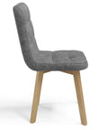 Sedia imbottita con gambe in legno