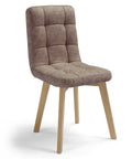Sedia imbottita con gambe in legno