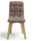 Sedia imbottita con gambe in legno