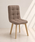 Sedia imbottita moderna color moka vintage con gambe in legno naturale e schienale trapuntato