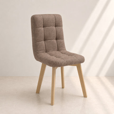 Sedia imbottita moderna color moka vintage con gambe in legno naturale e schienale trapuntato