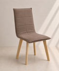 Sedia imbottita moderna color moka vintage con gambe in legno naturale e schienale trapuntato
