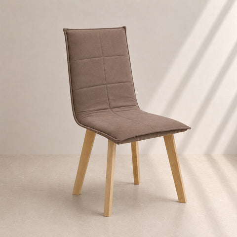 Sedia imbottita moderna color moka vintage con gambe in legno naturale e schienale trapuntato