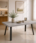 Tavolo allungabile Mirò con piano finitura Cemento e gambe in metallo antracite, design moderno per cucina e sala da pranzo.
