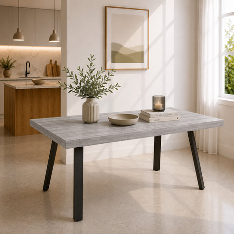 Tavolo allungabile Mirò con piano finitura Cemento e gambe in metallo antracite, design moderno per cucina e sala da pranzo.