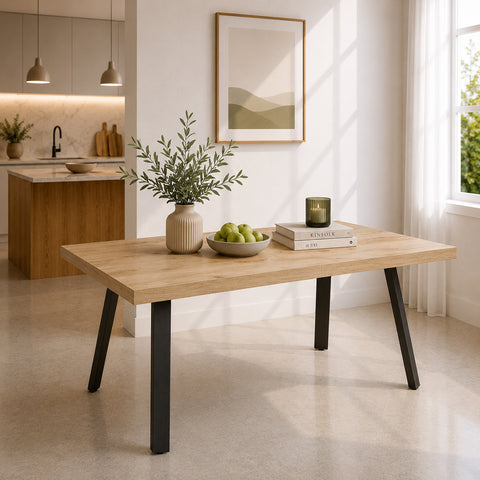 Tavolo allungabile Mirò con piano finitura Quercia e gambe in metallo antracite, design moderno per cucina e sala da pranzo.