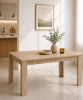 Tavolo allungabile rovere derby con struttura lineare e gambe quadrate, inserito in un ambiente moderno e luminoso con cucina a vista, ampie finestre e arredamento minimalista