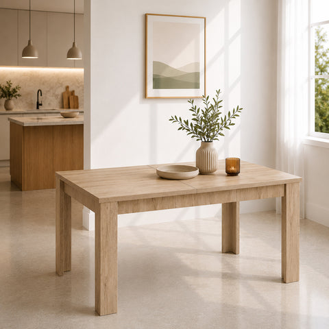 Tavolo allungabile rovere derby con struttura lineare e gambe quadrate, inserito in un ambiente moderno e luminoso con cucina a vista, ampie finestre e arredamento minimalista