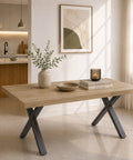 Tavolo allungabile Pablo con piano finitura noce nodato e gambe in metallo ghisa, design moderno per cucina e sala da pranzo.