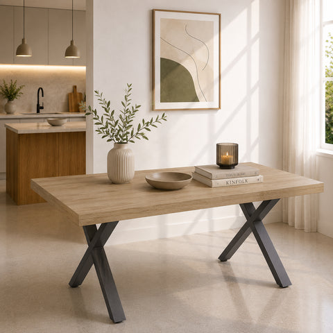 Tavolo allungabile Pablo con piano finitura noce nodato e gambe in metallo ghisa, design moderno per cucina e sala da pranzo.