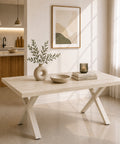 Tavolo allungabile Pablo con piano finitura travertino e gambe in metallo avorio, design moderno per cucina e sala da pranzo.