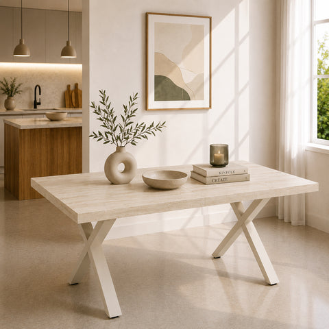 Tavolo allungabile Pablo con piano finitura travertino e gambe in metallo avorio, design moderno per cucina e sala da pranzo.