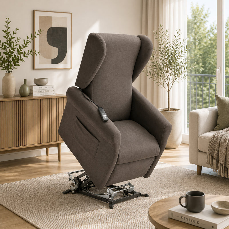 Poltrona relax elettrica Pisa con funzione alzapersona Lift e reclinazione motorizzata, progettata per garantire massimo comfort e supporto alla mobilità quotidiana. Ideale per anziani, persone con disabilità o difficoltà motorie, facilita le operazioni di seduta e alzata in totale sicurezza. Lo schienale alto con ali laterali offre un eccellente sostegno a testa e collo, mentre il rivestimento grigio tortora si integra perfettamente in ambienti moderni ed eleganti.