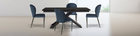 Tavolo con top in grès ceramico effetto pietra nera e struttura in metallo e sedie imbottite con gambe in metallo