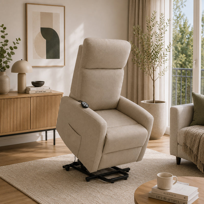 Poltrona relax elettrica Seattle Plus con funzione alzapersona e reclinazione motorizzata, progettata per offrire massimo comfort e supporto alla mobilità quotidiana. Ideale per anziani, persone con disabilità o difficoltà motorie, facilita le operazioni di seduta e alzata in totale sicurezza. Lo schienale alto ergonomico e la seduta accogliente garantiscono un relax ottimale, mentre il rivestimento beige chiaro si integra perfettamente in soggiorni moderni ed eleganti.