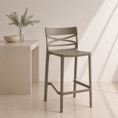Sgabello Flow in polipropilene tortora con schienale traforato dal design geometrico e poggiapiedi integrato