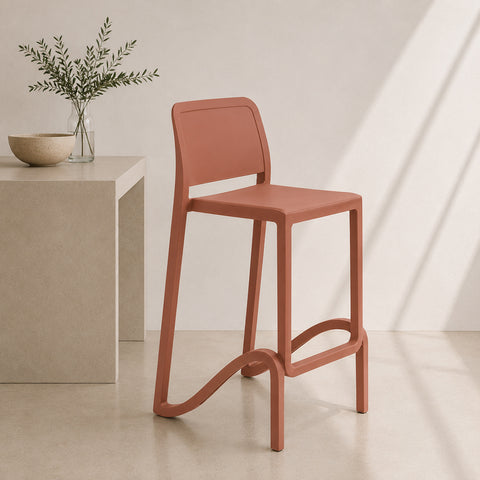Sgabello Giano color ghisa con struttura monoblocco in polipropilene
