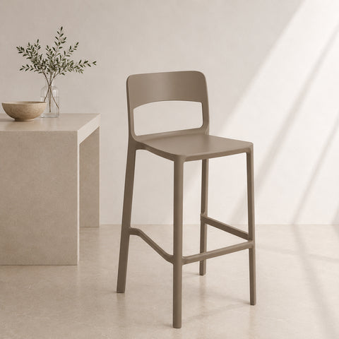gabello Stil color tortora con struttura monoblocco in polipropilene e poggiapiedi integrato