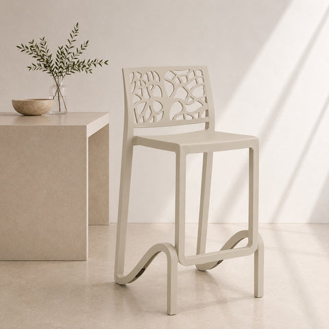 Sgabello Teti color corda con struttura monoblocco in polipropilene, schienale decorativo albero della vita