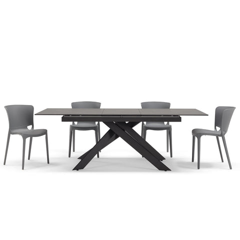 Tavolo con top in grès ceramico effetto pietra grigia e struttura in metallo allungabile con sedie in polipropilene