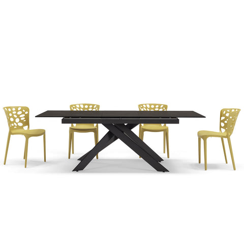Tavolo con top in grès ceramico effetto pietra nera e struttura in metallo allungabile con sedie in polipropilene