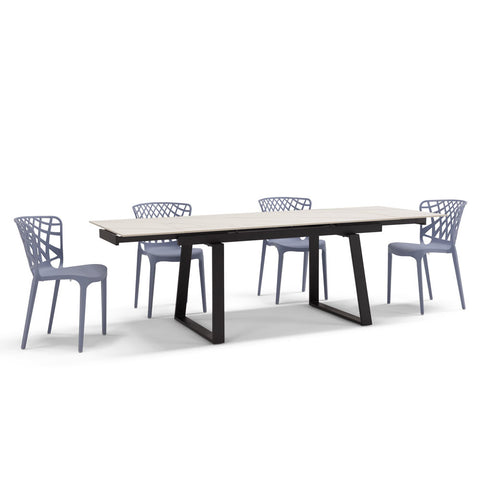 Tavolo con top in grès ceramico effetto marmo allungabile e struttura in metallo con sedie in polipropilene