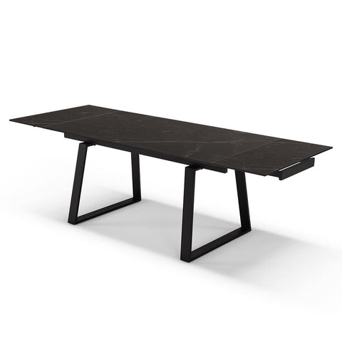 Tavolo con top in grès ceramico effetto pietra nera allungabile e struttura in metallo