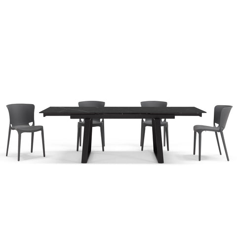 Tavolo con top in grès ceramico effetto pietra nera allungabile e struttura in metallo con sedie in polipropilene